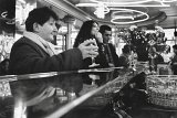 Femme au comptoir, café {Les folies}, quartier de Belleville, Paris, 2009.